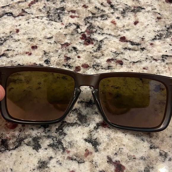 Women’s Oakley sunglasses - Picture 8 of 9